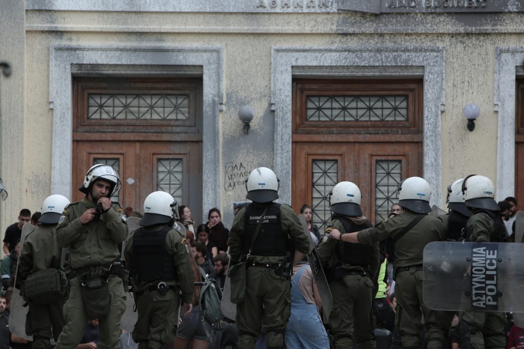 Επέμβαση της αστυνομίας στο Οικονομικό Πανεπιστήμιο (ΑΣΟΕΕ) μετά απο παρέμβαση φοιτητών που δεν επιθυμούν την αναστολή της λειουργείας της σχολής έως τον εορτασμό της Επετείου του Πολυτεχνείου,στην Αθήνα, στις 11 Νοεμβρίου, 2019