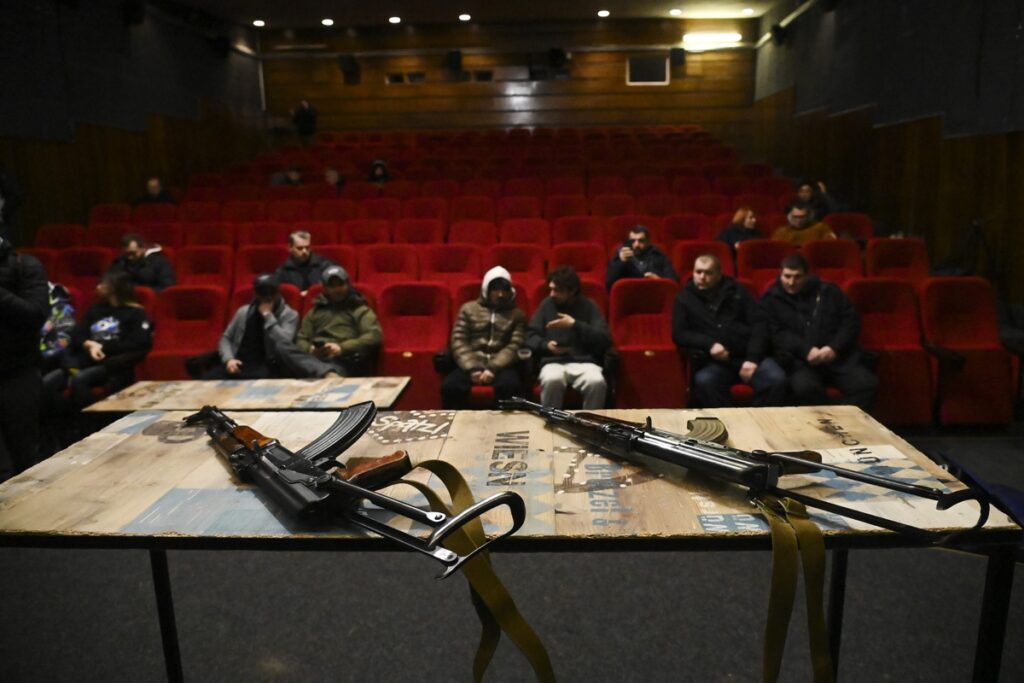 Civilians train in the use of Kalashnikov rifle, in Livl Ukraine, on Mar. 10, 2022 / Πολίτες εκπαιδεύονται στην χρήση του Καλασνίκοφ, στο Λιβλ της Ουκρανίας, στις 10 Μαρτίου, 2022
