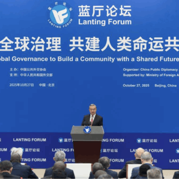 2025-11-03_Κοσμοδρόμιο_Παπαδομανωλάκης_Κίνα_ΠαγκόσμιαΔιεκυβέρνηση